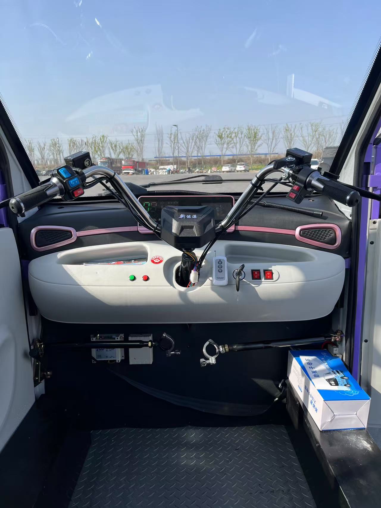 Closed electric four-wheeled vehicle for the disabled