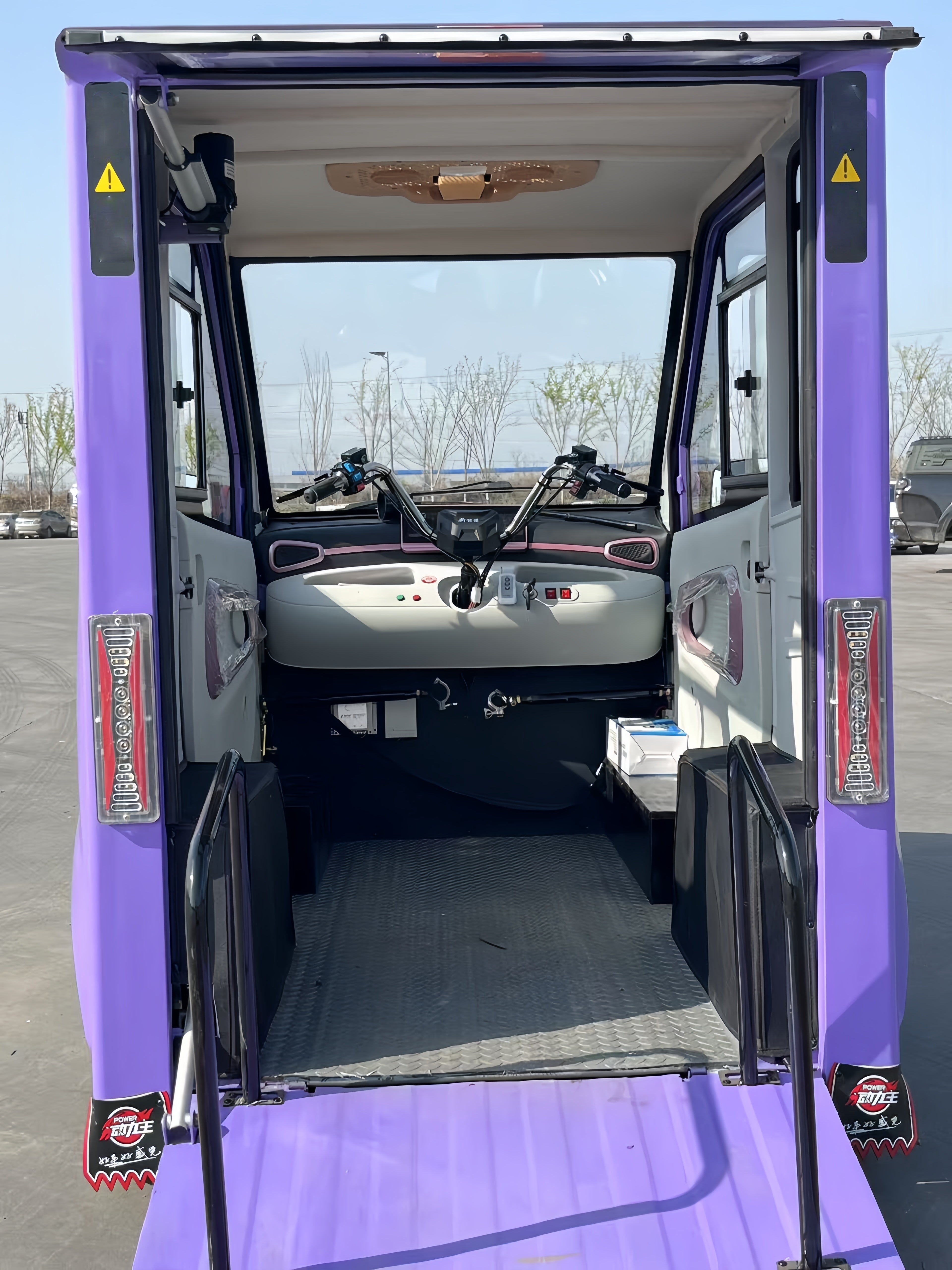 Closed electric four-wheeled vehicle for the disabled