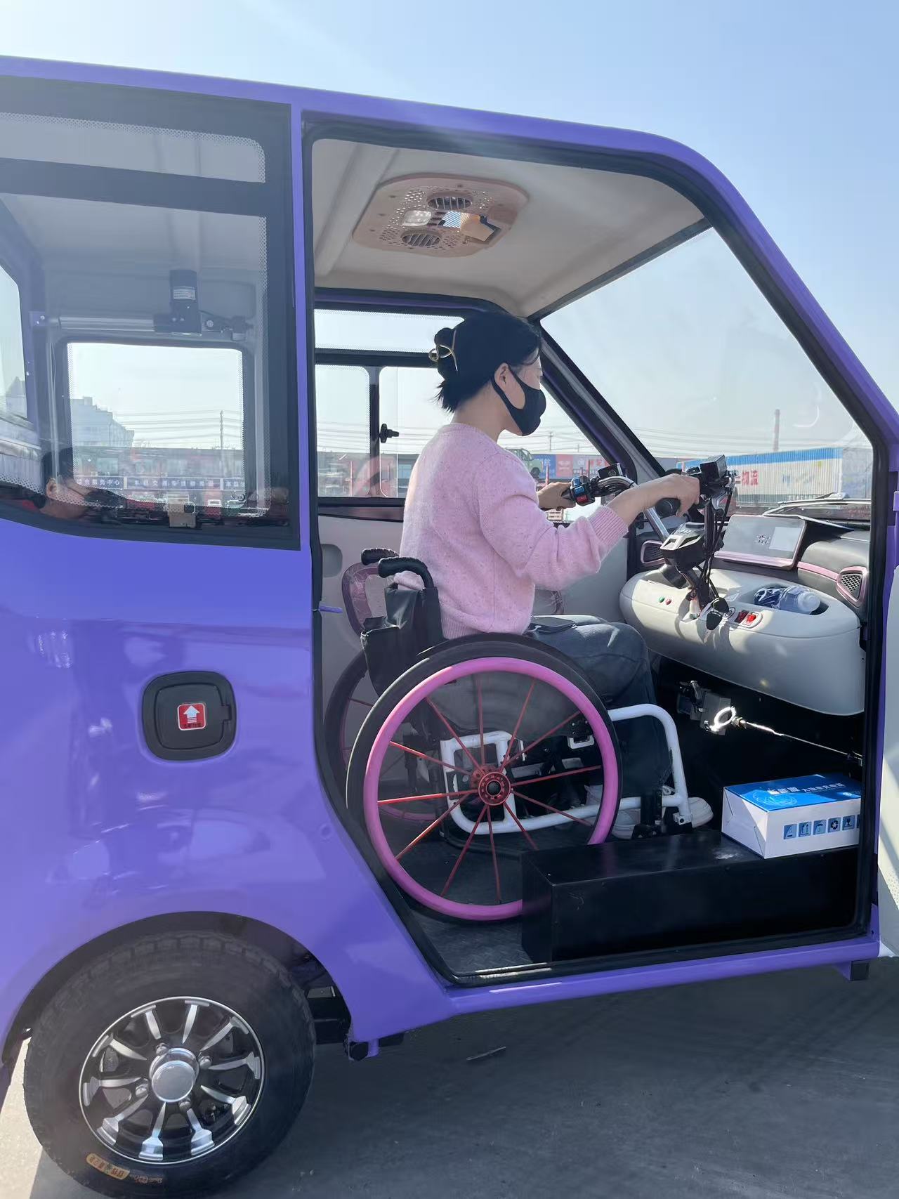 Closed electric four-wheeled vehicle for the disabled