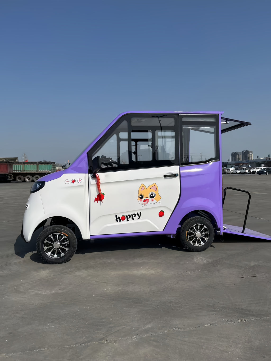 Closed electric four-wheeled vehicle for the disabled