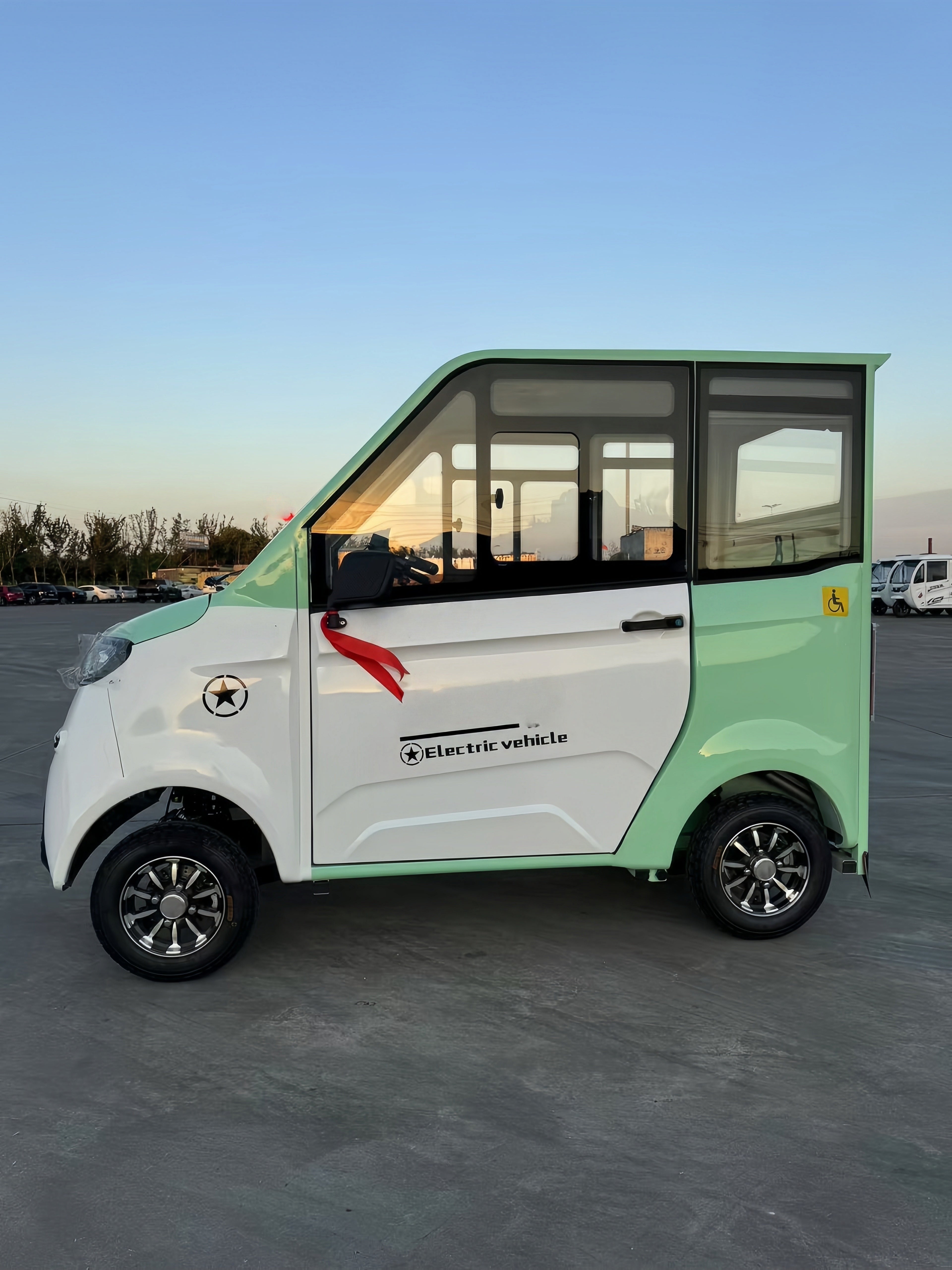 Closed electric four-wheeled vehicle for the disabled