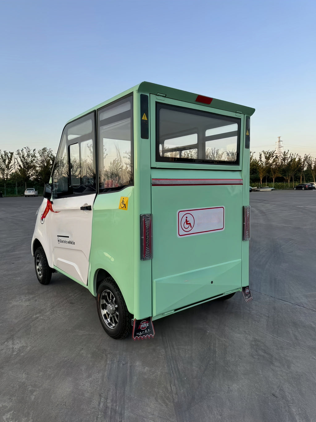 Closed electric four-wheeled vehicle for the disabled