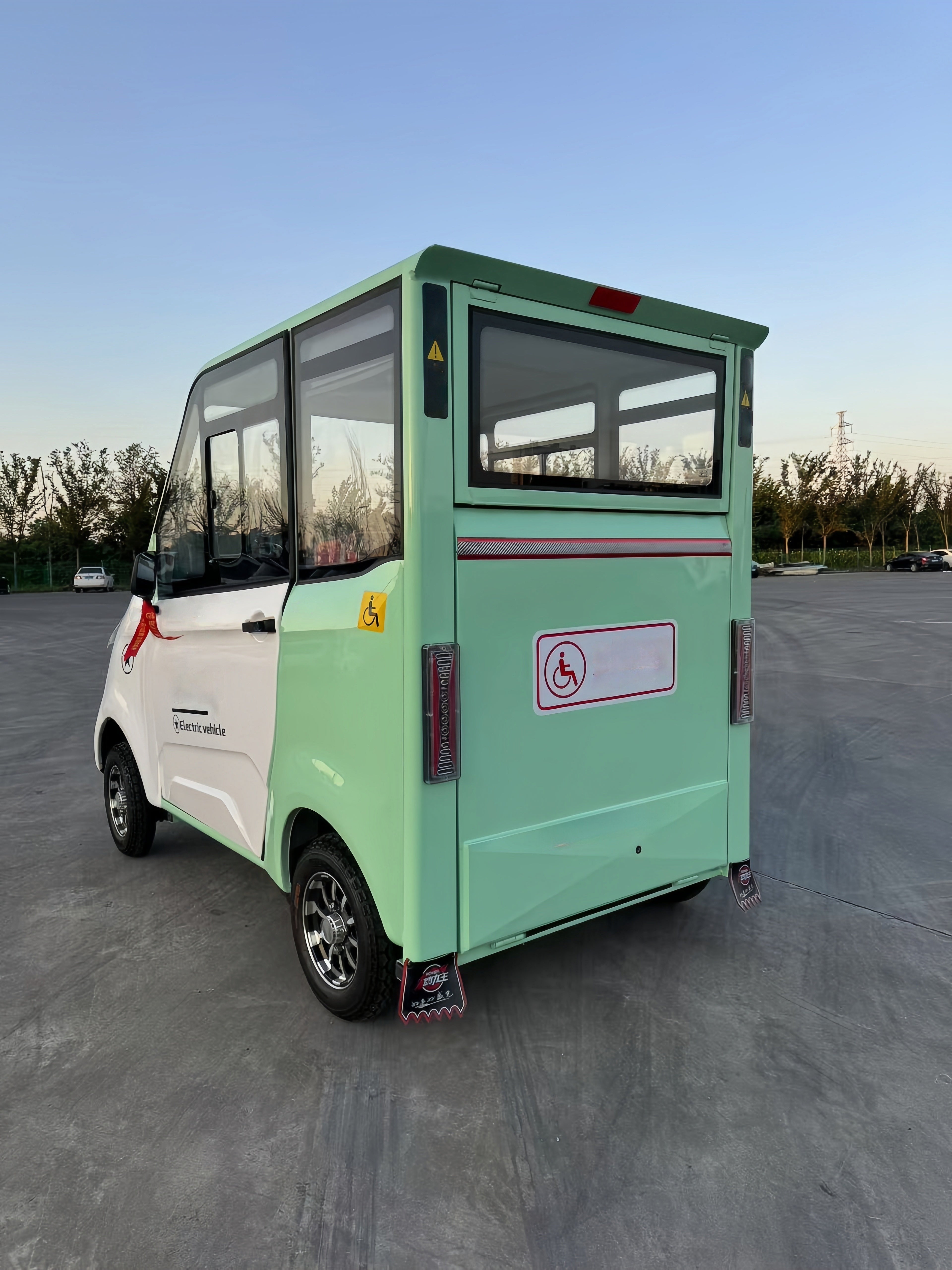 Closed electric four-wheeled vehicle for the disabled