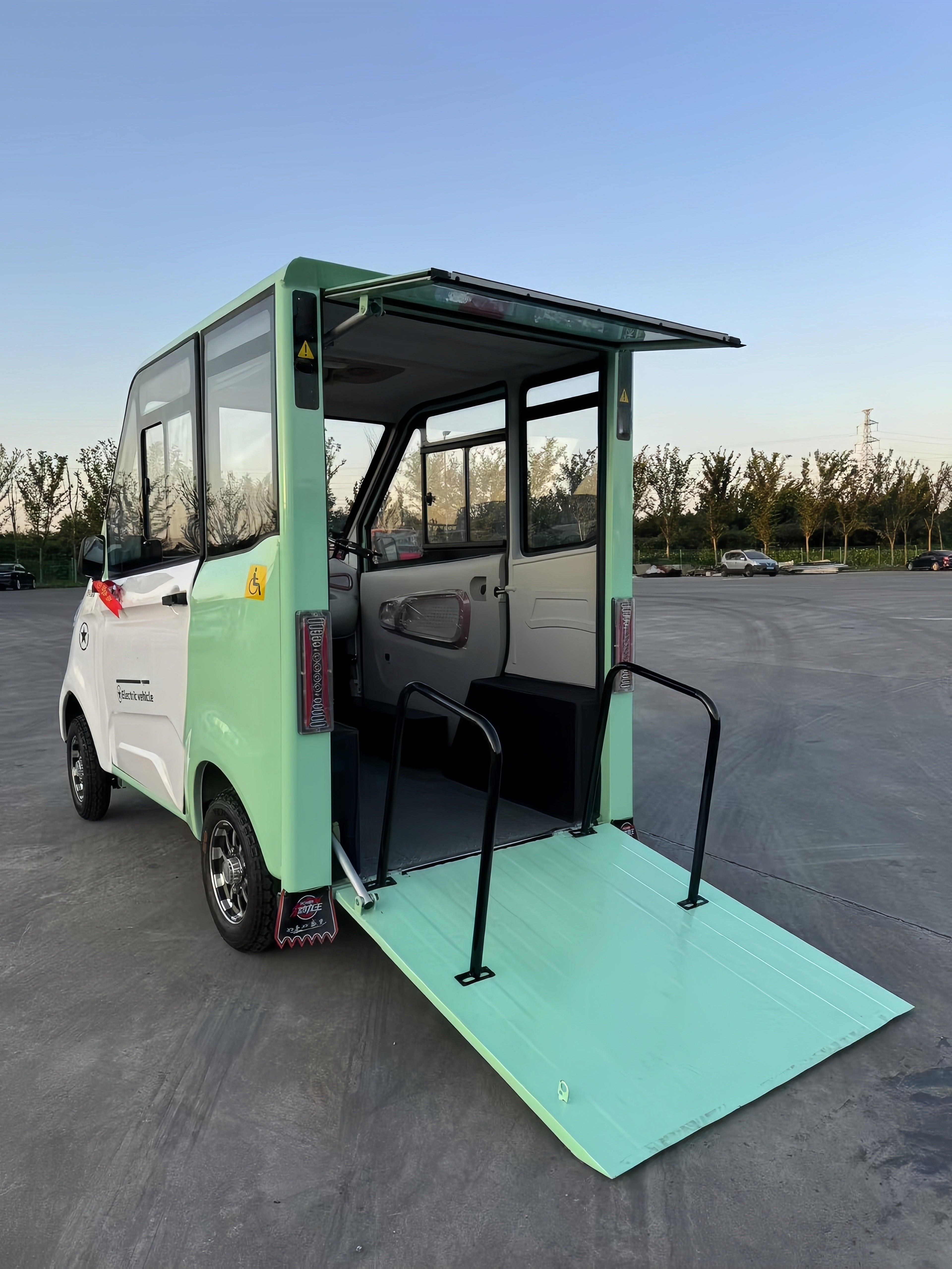 Closed electric four-wheeled vehicle for the disabled